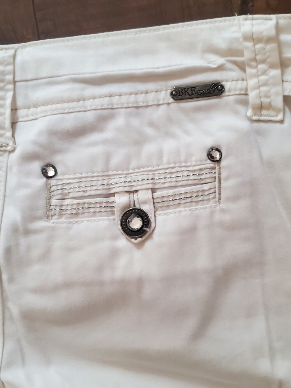BKE White Bermuda Shorts with Rhinestone Accents Size 6 Length 20" Waist 15 1/2